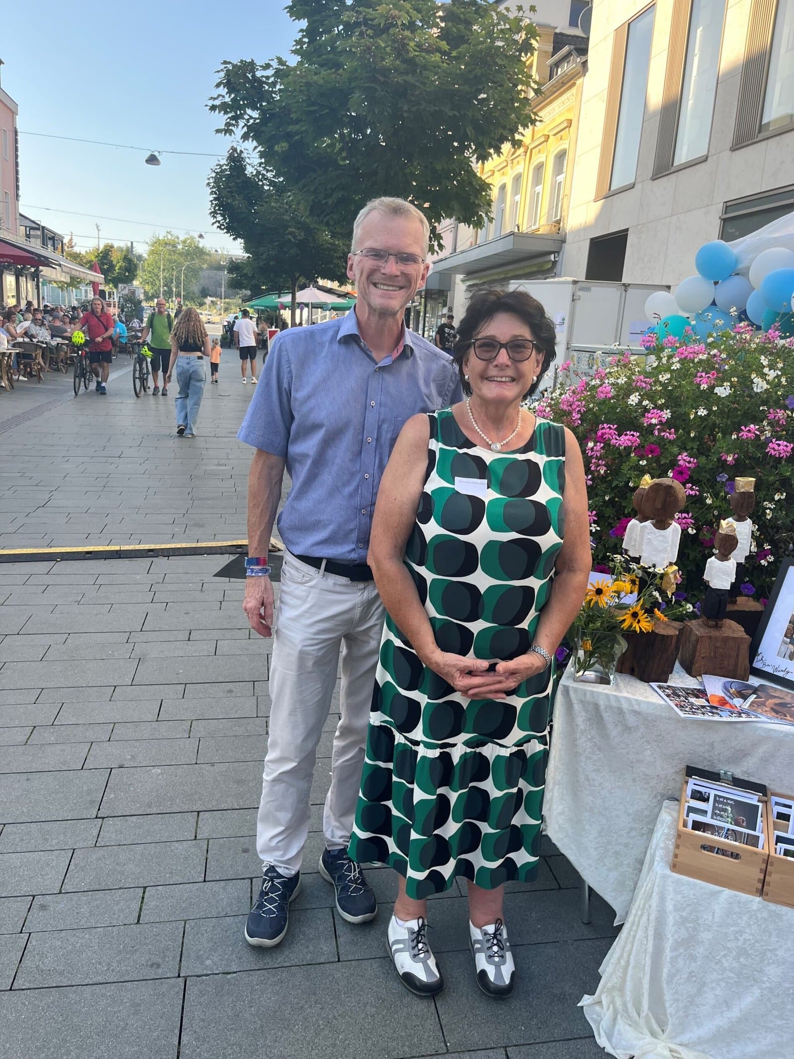 Tag der Würde – Besucherinnen und Besucher am Stand