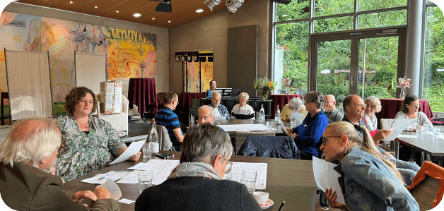 Würde World Café — Teilnehmende im Austausch