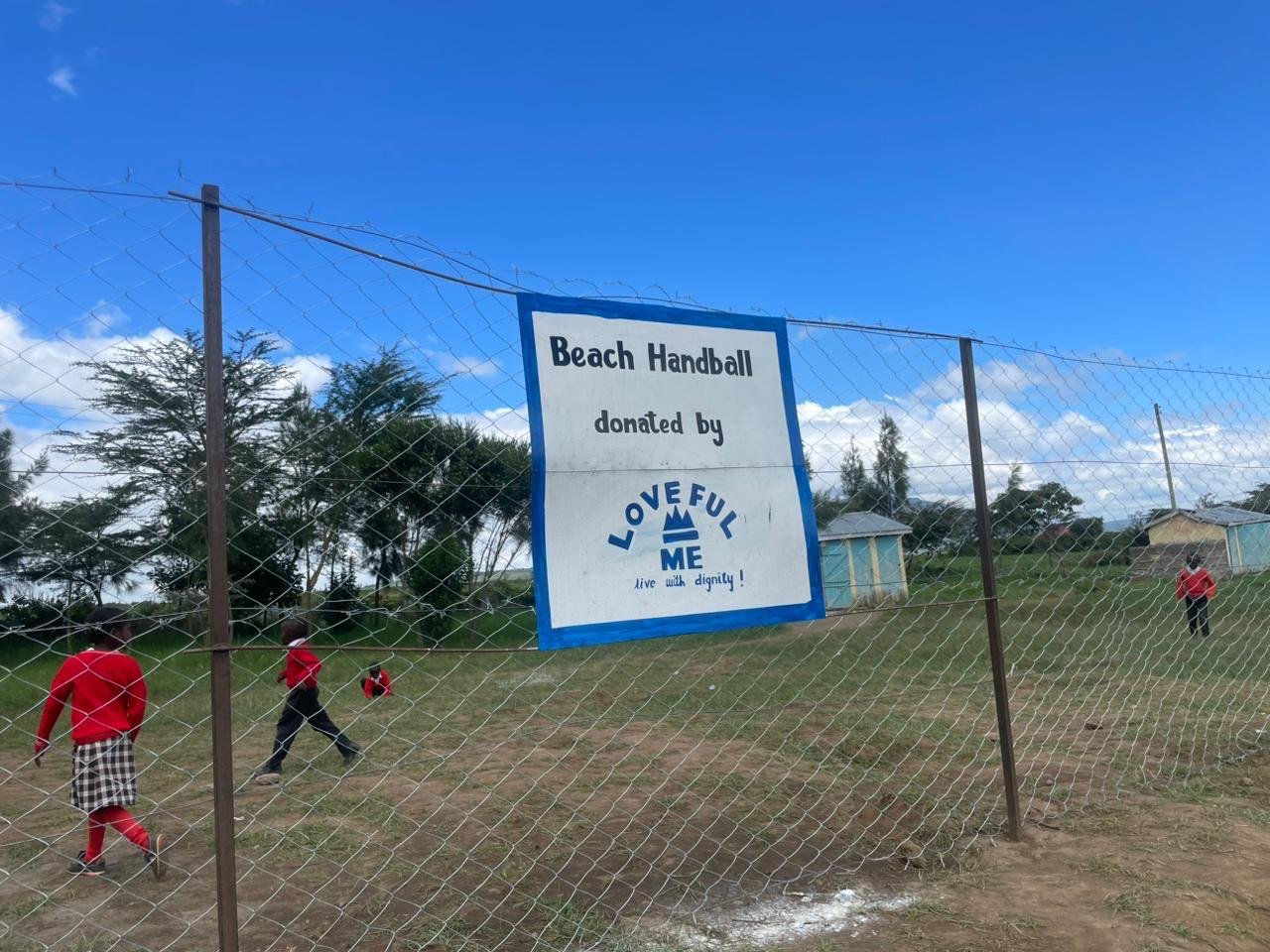 Kinder am Handballfeld in Kenia